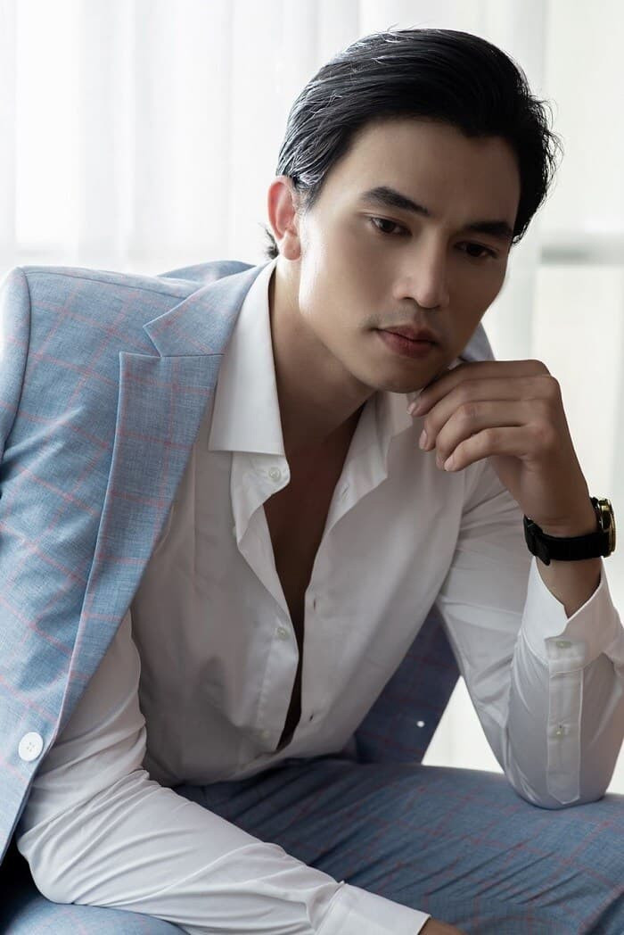 Anh Huy yêu thích nghệ thuật từ lâu và muốn theo đuổi con đường chuyên nghiệp. Diễn viên cho biết nếu công việc thuận lợi, anh dự định ở lại Việt Nam.