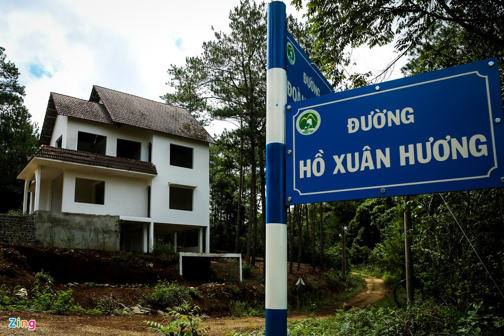 Các căn biệt thự bỏ không này có thể dễ dàng bắt gặp ngay trên đường quốc lộ 24 đi ngang thị trấn Măng Đen, hoặc những đường nội thị như Xuân Diệu, Hồ Xuân Hương, Đoàn Thị Điểm,...