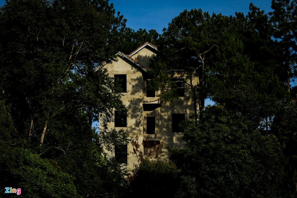 Lý giải về hiện tượng này, ông Nguyễn Anh Tuấn, người dân sinh sống lâu năm tại đây cho biết, những năm 2006, 2007, chính quyền địa phương có ban hành chính sách bán và cấp đất tại Măng Đen cho nhà đầu tư để phát triển thị trấn Măng Đen, với điều kiện phải hoàn thành ít nhất 50% khối lượng công trình và có mái mới được cấp sổ đỏ.