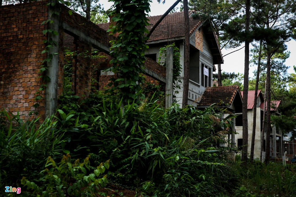 Vì vậy, hàng trăm căn biệt thự xây dở dang đã bị bỏ không, có căn lên đến cả chục năm, cỏ dại, rêu phong mọc um tùm. Theo ông Đỗ Văn Khánh, cán bộ Phòng Tài nguyên và Môi trường huyện Kon Plông, trong các quyết định giao đất, hợp đồng bán đất, huyện có điều khoản ràng buộc thời gian triển khai xây dựng, nếu quá hạn, buộc phải thu hồi và giao cho nhà đầu tư có năng lực tài chính.