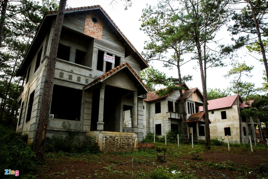 Vì lý do đó, nhiều người đã đầu tư xây dựng biệt thự theo đúng điều kiện tối thiểu để được cấp sổ đỏ cho mảnh đất, thông thường là 1.000 m2. Sau đó, họ không đầu tư hoàn thành công trình vì nhiều lý do, nhưng chủ yếu là do Măng Đen thời bấy giờ chưa phát triển, khách du lịch chưa đông, cùng sự khó khăn trong đợt khủng hoảng kinh tế năm 2008 dẫn đến việc đầu tư tiếp cũng không hiệu quả.