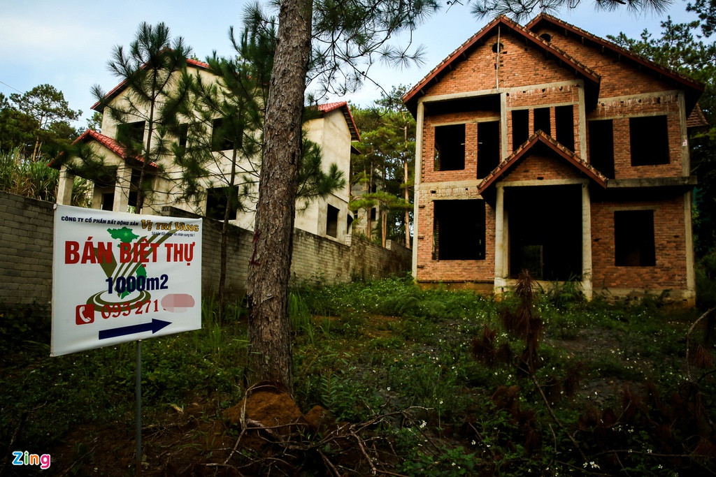 Theo thống kê của của Phòng TNMT huyện Kon Plông, đến nay, huyện đã bán và giao cho các chủ đầu tư 204 nền biệt thự, nhưng hiện có 60 nền đất chưa xây dựng hoặc mới làm xong phần móng, số còn lại xây dở dang hoặc đã xây xong.