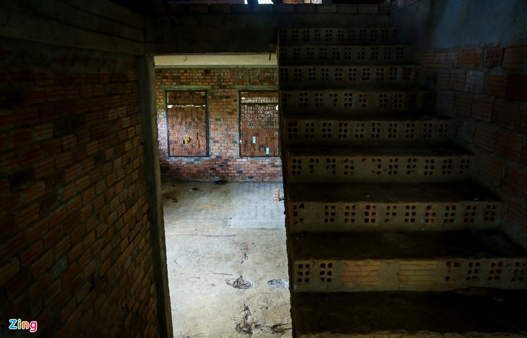 Hầu hết căn biệt thự này đều đã được hoàn thành phần thô, ước đạt 70% khối lượng công trình và được xây dựng theo lối kiến trúc Pháp, từ 3-4 tầng, mỗi tầng thiết kế 3-4 phòng ngủ.