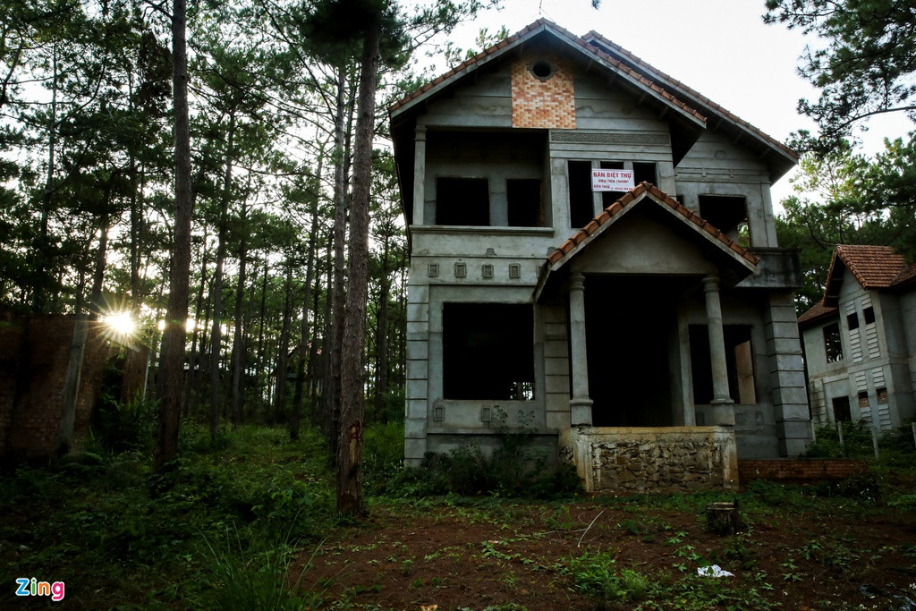 Tuy nhiên, hiện nay nhiều căn biệt thự tại Măng Đen trong tình trạng xây dựng dở dang, chưa hoàn thiện và bỏ không trong thời gian dài.