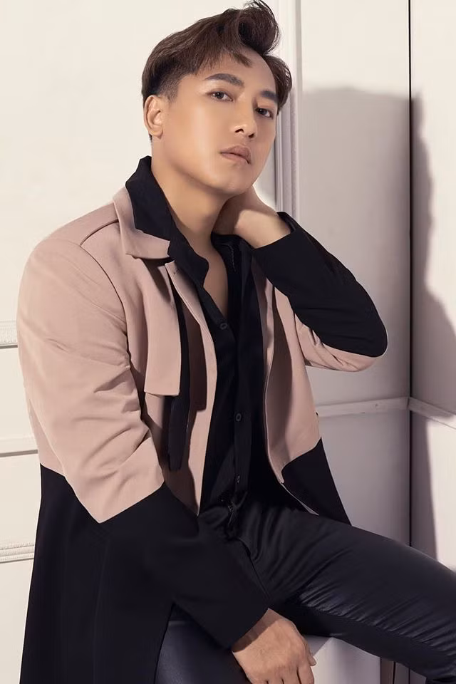 'Ong hoang mien Tay' doi doi giau sang nho di hat hoi cho