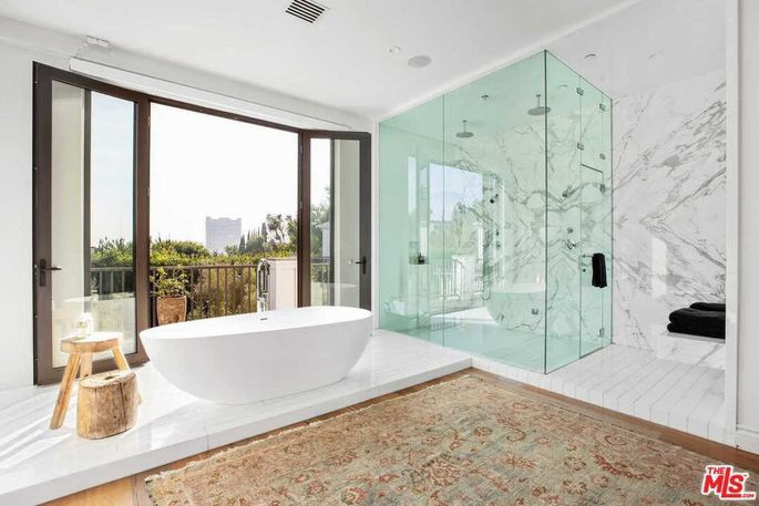 Phòng tắm chính rộng rãi, sáng sủa, được trang bị nhiều tiện nghi cao cấp.