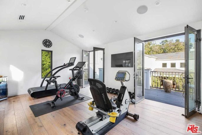 Những tiện ích nổi bật của căn biệt thự có thể kể đến phòng chiếu phim, phòng tập thể dục, phòng xông hơi, hồ bơi, và nhà để xe.