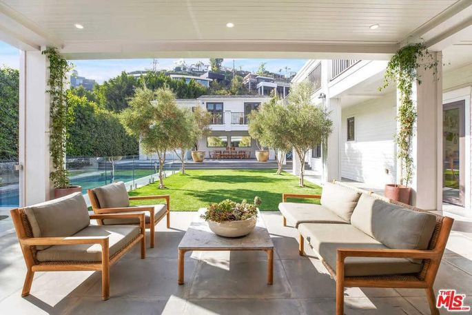 Các không gian trong nhà và ngoài trời được kết hợp hài hòa.