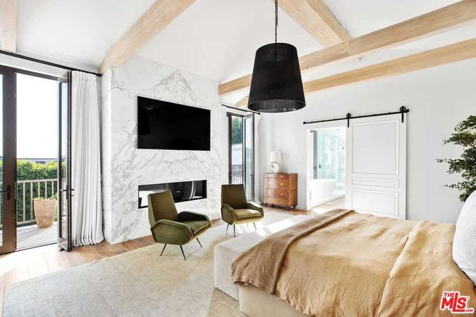 Phòng ngủ chính trang nhã, tràn ngập ánh sáng tự nhiên, được tích hợp với phòng tắm, phòng chứa quần áo, và ban công để ngắm cảnh.