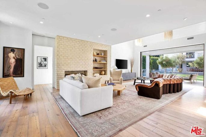 Ngôi nhà có diện tích gần 570 m2 với 5 phòng ngủ và 8 phòng tắm, đang được Worthington rao bán với giá gần 9,3 triệu USD. Phòng khách rộng lớn, thoáng đãng, nổi bật với sàn gỗ cứng và lò sưởi.