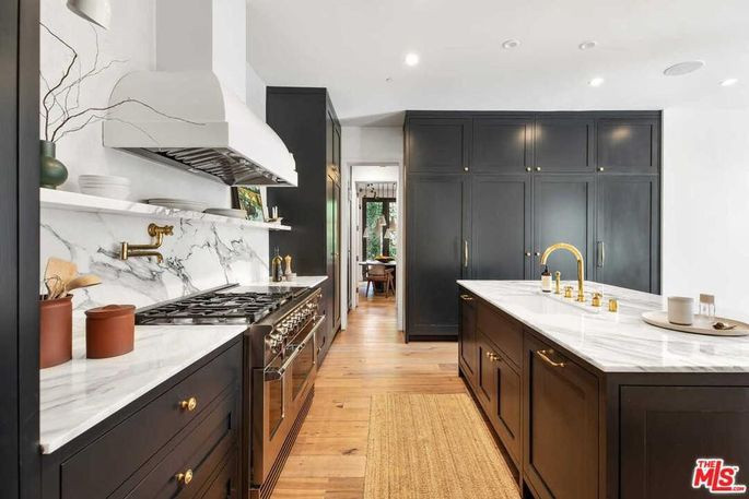 Nhà bếp sang trọng với nhiều thiết bị hiện đại, được thiết kế ấn tượng với 2 màu trắng đen tinh tế. Những nội thất bằng đá cẩm thạch và thạch anh càng tăng thêm sự lộng lẫy cho không gian này.