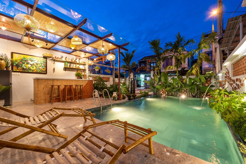 Khu vực hồ bơi không quá rộng nhưng khi kết hợp với sân vườn bao quanh lại tạo thành một không gian thư giãn độc đáo.