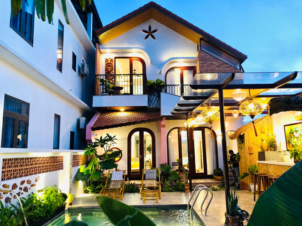 Với diện tích không quá lớn nhưng với mong muốn đảm bảo 4 phòng ngủ, đầy đủ công năng, KTS đã đưa ra giải pháp lệch tầng để tiết kiệm diện tích cho cầu thang, tận dụng không gian nhưng vẫn có nét riêng và độc đáo cho căn nhà.