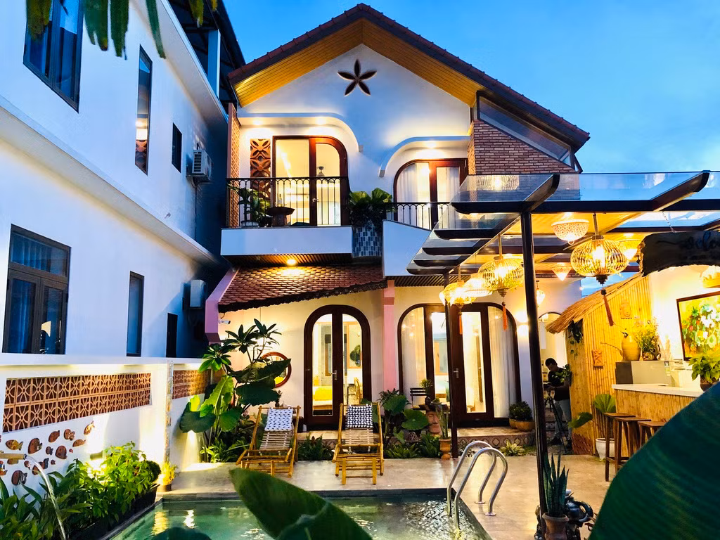 Với diện tích không quá lớn nhưng với mong muốn đảm bảo 4 phòng ngủ, đầy đủ công năng, KTS đã đưa ra giải pháp lệch tầng để tiết kiệm diện tích cho cầu thang, tận dụng không gian nhưng vẫn có nét riêng và độc đáo cho căn nhà.