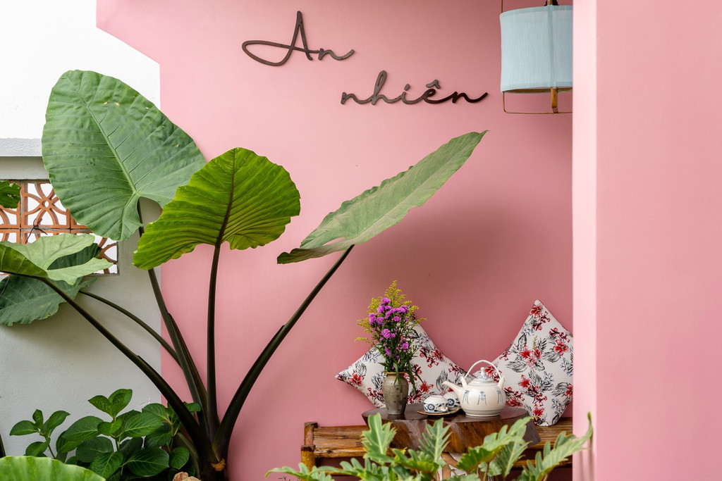 Điểm nhấn đặc biệt của ngôi nhà là một góc tường hồng nằm ngay tầng 1 mang đúng tinh thần và chủ đề của ngôi nhà. Đây trở thành góc uống trà, đọc sách và thư giãn ưa thích của chủ nhà.