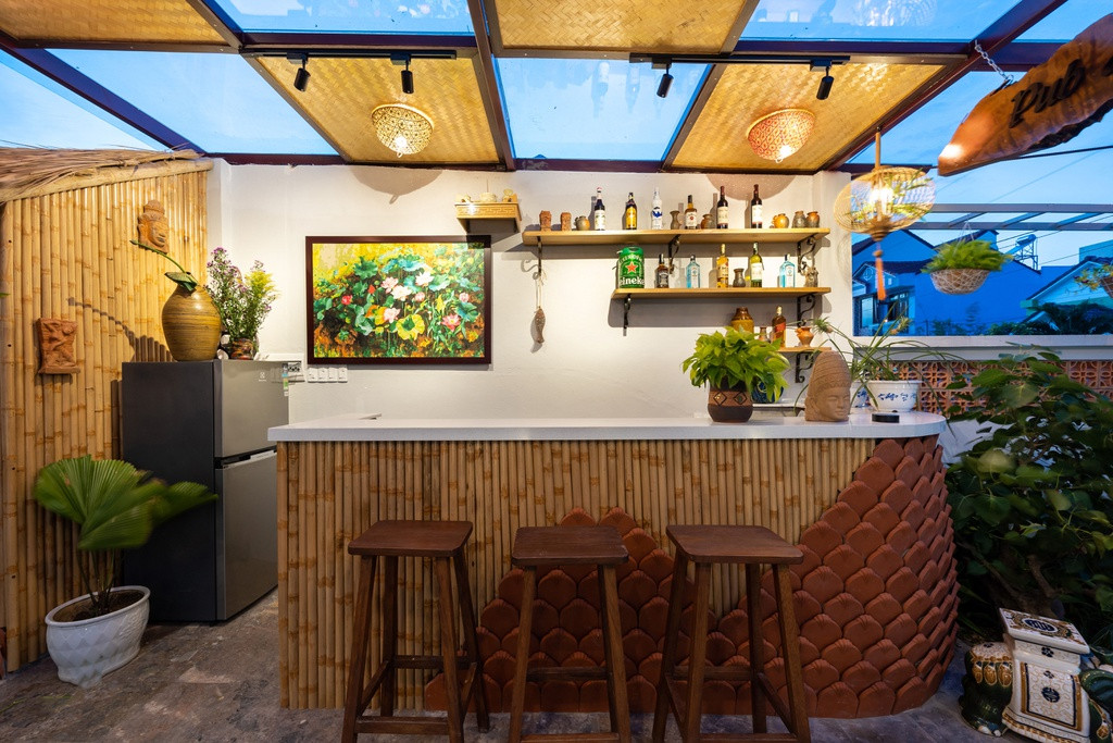 Khu vực bếp và quầy bar cũng được bố trí trong không gian mở, tách biệt với khu phòng ở giúp việc sử dụng tiện lợi và đa năng.