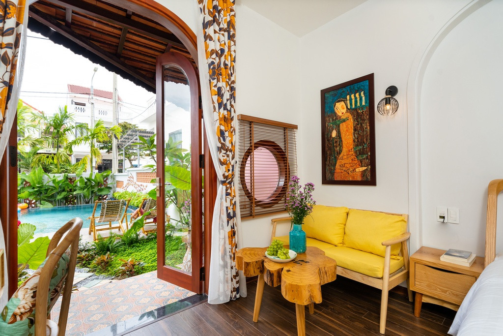 Ngôi nhà là sự kết hợp hài hoà của nét truyền thống và hiện đại, bởi vậy mà nội thất cũng có sự chuyển tiếp giữa 2 phong cách này với gam màu trắng xám chủ đạo của tường, màu gỗ sồi của đồ nội thất kết hợp với các màu nhấn từ sofa, khăn, gối,...