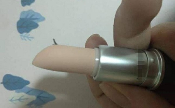 Nhan qua tu ban trai, mo ra co gai chi muon chia tay tuc khac-Hinh-3