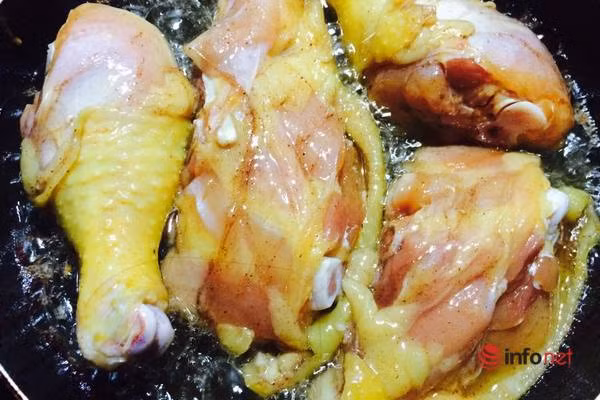 Canh chua ngao nau dua, thit ga chien ngu vi cho bua toi-Hinh-3