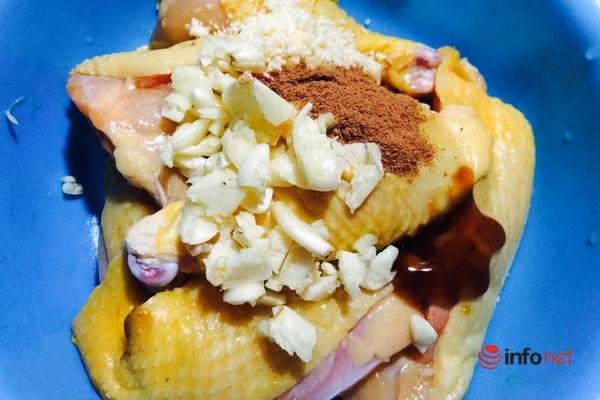 Canh chua ngao nau dua, thit ga chien ngu vi cho bua toi