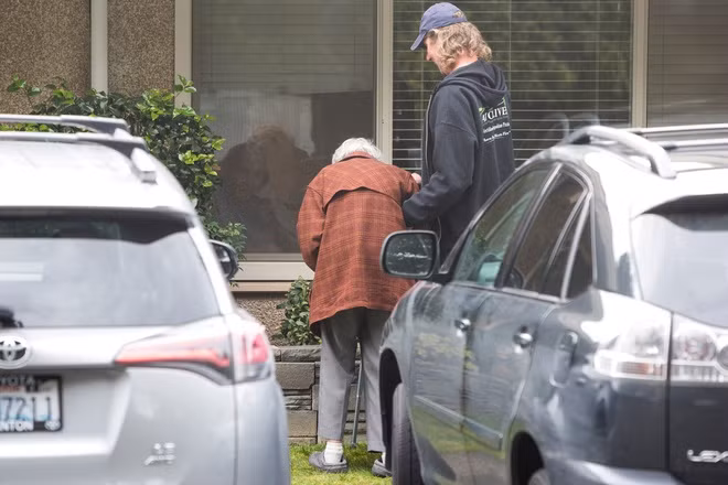 Vì thấy mẹ quá lo lắng cho bố của mình, Charlie Campbell, con trai của cặp vợ chồng, đã lái xe gần 13 km đưa mẹ đến viện dưỡng lão để nhìn thấy bố trong chốc lát. Trong chuyến thăm chồng, bà cụ Dorothy không thể kìm được sự xúc động của mình. Họ không được tiến sâu vào khu cách ly mà chỉ được nhìn ông Gene qua tấm kính cửa sổ.