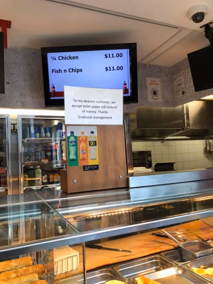 Kinh doanh giua COVID-19, nha hang dung giay ve sinh de thanh toan