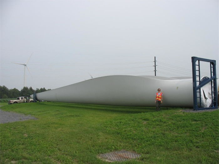 9. Đây là 1 cánh quạt của chiếc turbin gió thôi đấy.