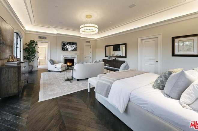 Phòng ngủ chính sang trọng và vô cùng rộng lớn, được trang bị hẳn một khu vực tiếp khách riêng.