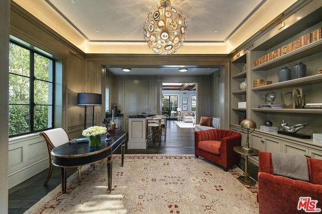 Không gian làm việc ấm áp, rực rỡ, tràn ngập ánh sáng tự nhiên, được trang hoàng tinh tế bằng một số nội thất cầu kỳ.