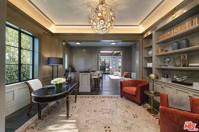 Không gian làm việc ấm áp, rực rỡ, tràn ngập ánh sáng tự nhiên, được trang hoàng tinh tế bằng một số nội thất cầu kỳ.