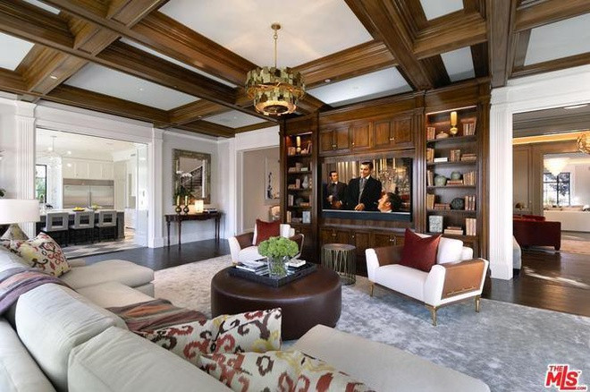 Phong cách thiết kế độc đáo với những đường nét mềm mại, trang nhã kết hợp với các tiện nghi hiện đại được thể hiện xuyên suốt mọi không gian trong căn biệt thự.