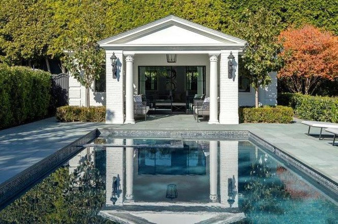 Những tiện ích để giải trí, thư giãn tại căn biệt thự bao gồm thư viện, phòng tập thể dục, phòng xông hơi, quầy bar, rạp chiếu phim, và hồ bơi cùng bồn tắm nước nóng ngoài trời. Hàng cây cao lớn xung quanh đảm bảo sự riêng tư cho gia chủ.