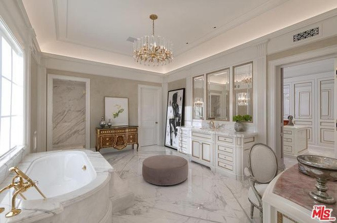 Phòng tắm chính hào nhoáng với hàng loạt nội thất cao cấp được làm chủ yếu từ đá cẩm thạch. Căn phòng được cung cấp nhiều tiện nghi hiện đại và được chia thành các khu vực khác nhau.