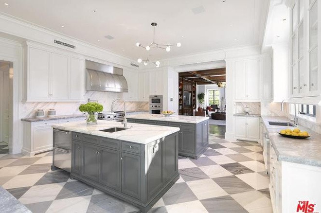 Khu nhà bếp là một sự kết hợp hài hòa của những nội thất bóng loáng được làm từ gỗ và đá cẩm thạch. Nơi này cũng được trang bị các công cụ nấu nướng cao cấp.