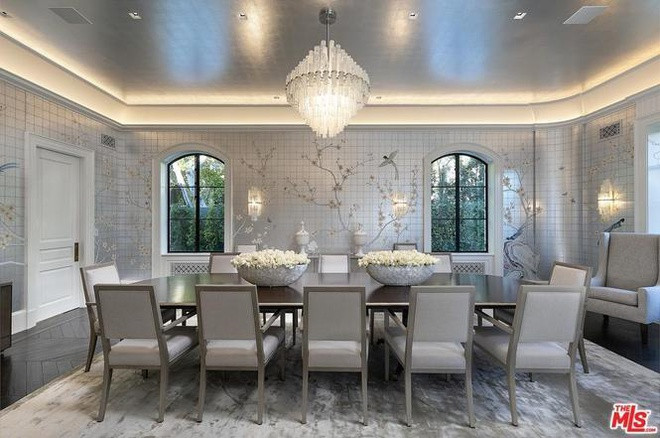 Phòng ăn thanh lịch, mang tông màu xám quý phái, được tô điểm bằng hàng loạt họa tiết lạ mắt, tinh xảo.