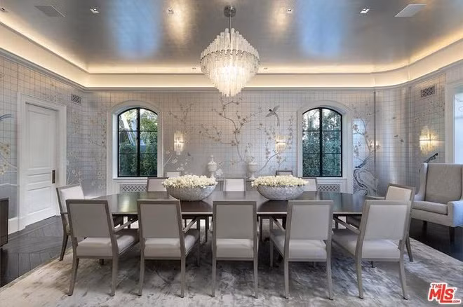 Phòng ăn thanh lịch, mang tông màu xám quý phái, được tô điểm bằng hàng loạt họa tiết lạ mắt, tinh xảo.