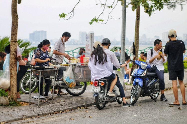 Hang quan ven ho Tay duoc dip hot bac-Hinh-3