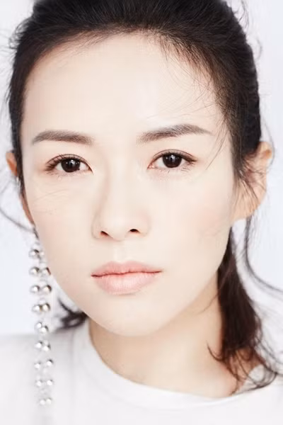 Sở hữu khối tài sản khổng lồ là điều không khó hiểu đối với một ngôi sao kẻ đón người đưa như Chương Tử Di, tiền cát xê cho mỗi lần làm quảng cáo của cô tăng vùn vụt. Chương Tử Di còn là gương mặt hot được săn đón bởi các thương hiệu nổi tiếng như Maybelline, Pantene, Coca Cola, Lenovo Computers… với mức thù lao cao đáng kinh ngạc. Nhờ nghề tay trái này mà mỹ nhân họ Chương này có nguồn thu nhập rất đáng nể. Mỹ nhân nhiều thị phi