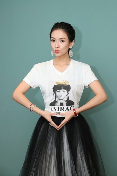 Hoa đán sở hữu gia tài đồ sộ Sự nghiệp thăng hoa cùng với tài năng vượt trội đã giúp nữ minh tinh trở thành đại gia sở hữu khối tài sản khổng lồ. Chương Tử Di có đủ các bộ sưu tập từ những thương hiệu đắt đỏ trên toàn thế giới, các trang sức xa xỉ chẳng thua kém bất kỳ ai. Người đẹp này còn nắm trong tay cơ ngơi bất động sản rộng lớn.