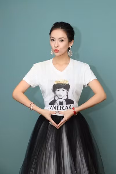 Hoa đán sở hữu gia tài đồ sộ Sự nghiệp thăng hoa cùng với tài năng vượt trội đã giúp nữ minh tinh trở thành đại gia sở hữu khối tài sản khổng lồ. Chương Tử Di có đủ các bộ sưu tập từ những thương hiệu đắt đỏ trên toàn thế giới, các trang sức xa xỉ chẳng thua kém bất kỳ ai. Người đẹp này còn nắm trong tay cơ ngơi bất động sản rộng lớn.