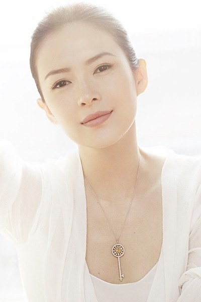 Cô bắt đầu học múa từ năm 8 tuổi. Năm 11 tuổi, cô theo học khoa múa của Học viện múa Bắc Kinh theo ý của cha mẹ. Khi còn học ở trường, Chương Tử Di không được lòng giáo viên cũng như bạn bè cùng lớp và cô cũng không thích họ đến nỗi còn bỏ trốn khỏi trường. Ở tuổi 15, Chương Tử Di đã giành vô địch giải khiêu vũ trẻ quốc gia và bắt đầu xuất hiện trên các quảng cáo ở Hồng Kông. Năm 1996, Chương Tử Di chính thức trở thành sinh viên của Học viện Hý kịch Trung ương khi mới 17 tuổi. Năm 1998, khi vẫn còn đang học tại Học viện Hý kịch trung ương, Chương Tử Di đã được đạo diễn Trương Nghệ Mưu mời đóng vai nữ chính trong bộ phim "Đường về nhà". Thành công với vai diễn đầu tiên, Chương Tử Di nhận nhiều lời khen không chỉ về diễn xuất mà còn về nhan sắc xinh đẹp, mộc mạc.