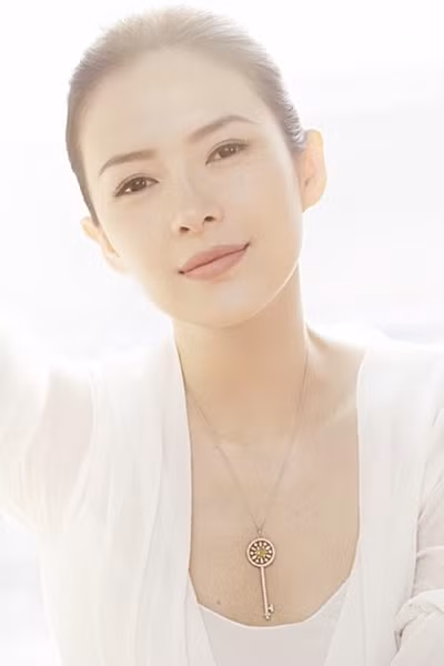 Cô bắt đầu học múa từ năm 8 tuổi. Năm 11 tuổi, cô theo học khoa múa của Học viện múa Bắc Kinh theo ý của cha mẹ. Khi còn học ở trường, Chương Tử Di không được lòng giáo viên cũng như bạn bè cùng lớp và cô cũng không thích họ đến nỗi còn bỏ trốn khỏi trường. Ở tuổi 15, Chương Tử Di đã giành vô địch giải khiêu vũ trẻ quốc gia và bắt đầu xuất hiện trên các quảng cáo ở Hồng Kông. Năm 1996, Chương Tử Di chính thức trở thành sinh viên của Học viện Hý kịch Trung ương khi mới 17 tuổi. Năm 1998, khi vẫn còn đang học tại Học viện Hý kịch trung ương, Chương Tử Di đã được đạo diễn Trương Nghệ Mưu mời đóng vai nữ chính trong bộ phim "Đường về nhà". Thành công với vai diễn đầu tiên, Chương Tử Di nhận nhiều lời khen không chỉ về diễn xuất mà còn về nhan sắc xinh đẹp, mộc mạc.