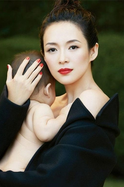 Chương Tử Di và Uông Phong đã cùng nhau xây dựng tổ ấm hạnh phúc bất chấp mọi xì xào dư luận. Mối quan hệ của Chương Tử Di với 2 cô con gái riêng của chồng rất tốt đẹp, thậm chí 2 cô bé này còn gọi Tử Di là mẹ và yêu quý cô như mẹ ruột của mình. Mới đây, người đẹp hạ sinh bé trai thứ 2 kháu khỉnh ngay ngày đầu năm mới. Cặp đôi khiến fan ngưỡng mộ với tổ ấm hạnh phúc, hòa thuận.