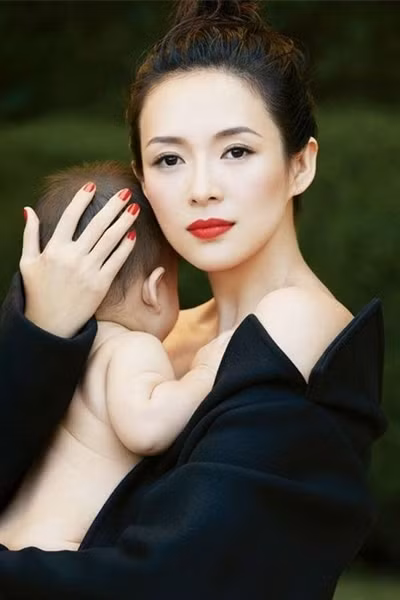 Chương Tử Di và Uông Phong đã cùng nhau xây dựng tổ ấm hạnh phúc bất chấp mọi xì xào dư luận. Mối quan hệ của Chương Tử Di với 2 cô con gái riêng của chồng rất tốt đẹp, thậm chí 2 cô bé này còn gọi Tử Di là mẹ và yêu quý cô như mẹ ruột của mình. Mới đây, người đẹp hạ sinh bé trai thứ 2 kháu khỉnh ngay ngày đầu năm mới. Cặp đôi khiến fan ngưỡng mộ với tổ ấm hạnh phúc, hòa thuận.