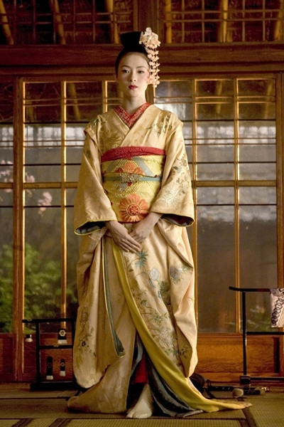 Chương Tử Di với vẻ đẹp ngọt ngào trong "Hồi ức Geisha" Ngày 27/6/2005, Chương Tử Di nhận lời mời của Viện Hàn lâm Khoa học và Nghệ thuật Điện ảnh (AMPAS), được đứng trong hàng ngũ những người có thể biểu quyết trong việc trao các hạng mục giải Oscar. Tháng 5/2006, Chương Tử Di được chọn là một trong những thành viên ban giám khảo của Liên hoan phim Cannes năm đó. Đặc biệt, bộ phim "Nhất đại tông sư" quay trong 3 năm do chính đạo diễn Vương Gia Vệ ấp ủ cả chục năm, có nội dung xoay quanh về cuộc đời của võ sư lừng danh thiên hạ Diệp Vấn diễn ra vô cùng gây cấn, lôi cuốn từng phút giây, với sự góp mặt của dàn diễn viên “khủng” như Song Hye Kyo, Lương Triều Vỹ, Triệu Bổn San...