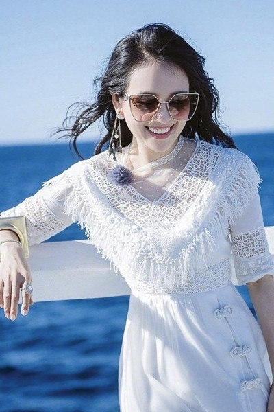 Theo trang Sina thống kê, những năm gần đây, tài sản của Chương Tử Di tăng vùn vụt và cô cũng liên tiếp lọt vào danh sách những ngôi sao kiếm tiền giỏi nhất Trung Quốc. Chỉ tính riêng sở hữu bất động sản đã cán mốc 2 tỷ NDT (gần 6.000 tỷ đồng).