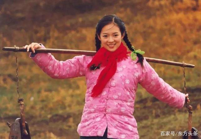 Chương Tử Di với vẻ đẹp thuần phác trong "Đường về nhà" 1999 "Đường về nhà" đã giúp cô đoạt giải Gấu bạc tại Liên hoan phim Berlin năm 2000 và giành giải Ảnh hậu Bách Hoa lần thứ 23. Đây cũng là một khởi đầu vững chắc cho sự nghiệp sau này của Chương Tử Di. Tạo bước đột phá với phim hành động Danh tiếng của Chương Tử Di vang rộng trên đấu trường quốc tế nhờ bộ phim "Ngọa hổ tàng long" (2000) với vai diễn Ngọc Kiều Long. Bộ phim thu hút nhiều sự quan tâm của công chúng và được nhiều nhà phê bình thế giới khen nhận. "Ngọa hổ tàng long" đã đại thắng tại Oscar 2000 với giải Phim không nói tiếng Anh xuất sắc và xuất sắc giành thêm 3 giải thưởng lớn khác. Chương Tử Di nhanh chóng trở thành "ngọc nữ" của làng điện ảnh Hoa ngữ. Nhờ có thế mạnh là từng học múa cho nên khi tham gia vào phim võ thuật hay hành động các cảnh diễn của Chương Tử Di dễ dàng bắt nhịp và trở nên nhẹ nhàng, cuốn hút hơn.