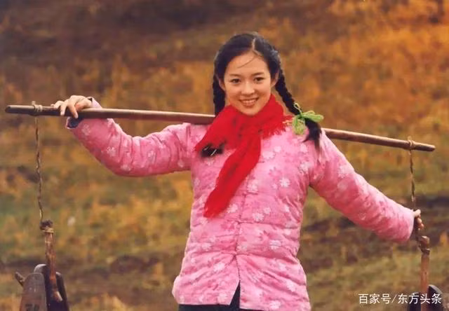 Chương Tử Di với vẻ đẹp thuần phác trong "Đường về nhà" 1999 "Đường về nhà" đã giúp cô đoạt giải Gấu bạc tại Liên hoan phim Berlin năm 2000 và giành giải Ảnh hậu Bách Hoa lần thứ 23. Đây cũng là một khởi đầu vững chắc cho sự nghiệp sau này của Chương Tử Di. Tạo bước đột phá với phim hành động Danh tiếng của Chương Tử Di vang rộng trên đấu trường quốc tế nhờ bộ phim "Ngọa hổ tàng long" (2000) với vai diễn Ngọc Kiều Long. Bộ phim thu hút nhiều sự quan tâm của công chúng và được nhiều nhà phê bình thế giới khen nhận. "Ngọa hổ tàng long" đã đại thắng tại Oscar 2000 với giải Phim không nói tiếng Anh xuất sắc và xuất sắc giành thêm 3 giải thưởng lớn khác. Chương Tử Di nhanh chóng trở thành "ngọc nữ" của làng điện ảnh Hoa ngữ. Nhờ có thế mạnh là từng học múa cho nên khi tham gia vào phim võ thuật hay hành động các cảnh diễn của Chương Tử Di dễ dàng bắt nhịp và trở nên nhẹ nhàng, cuốn hút hơn.