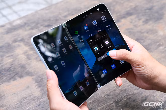 Microsoft Surface Duo: Cu tuong to nhung hoa ra lai rat nho gon-Hinh-16