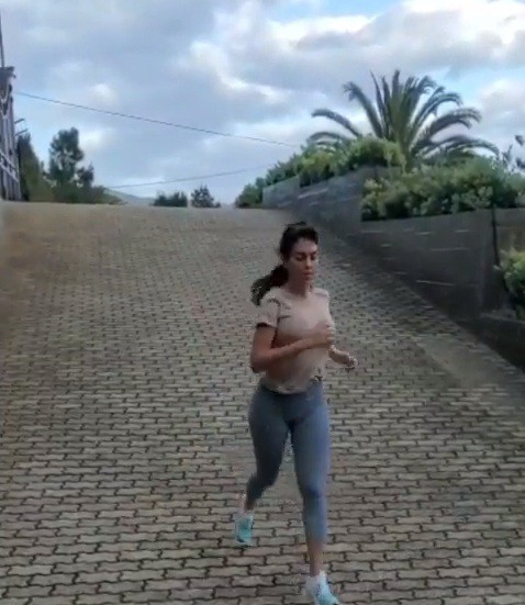 ##s###Người đẹp 26 tuổi Georgina Rodriguez mặc đồ thể thao bó sát tôn đường cong "gái một con" tròn đầy gợi cảm.